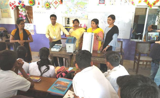 संत मिखाइल स्कूल में मतदाता जागरूकता अभियान, EVM में ब्रेल लिपि के उपयोग की दी गयी जानकारी