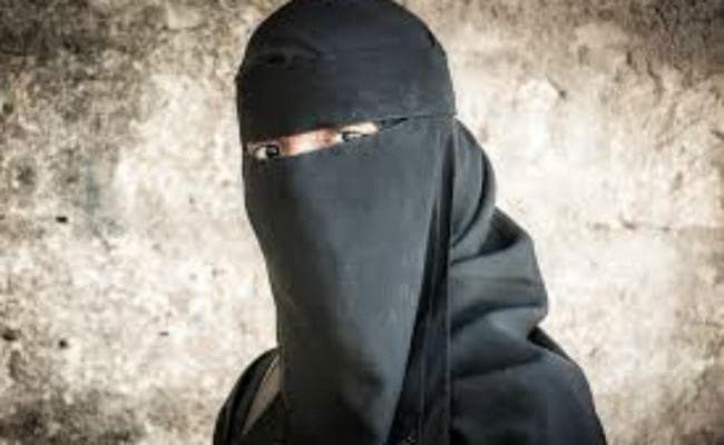 अमेरिका में एक छात्रा ने मुस्लिम लड़की का हिजाब खींचा, गिरफ्तार