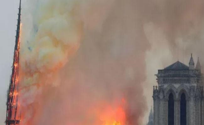पेरिस का ऐतिहासिक गिरजाघर नोट्रे-डेम आग लगने से तबाह