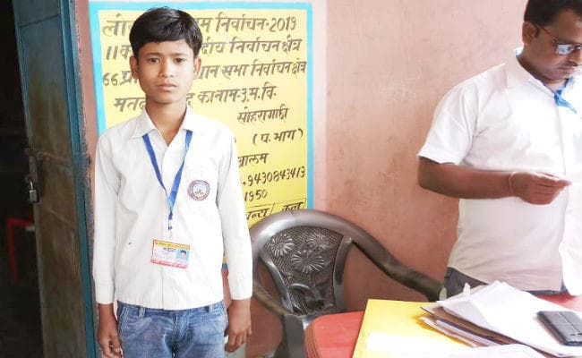 लोकसभा चुनाव 2019 : बूथ पर की गयी नाबालिग छात्र की नियुक्ति, मतदाताओं ने जतायी आपत्ति