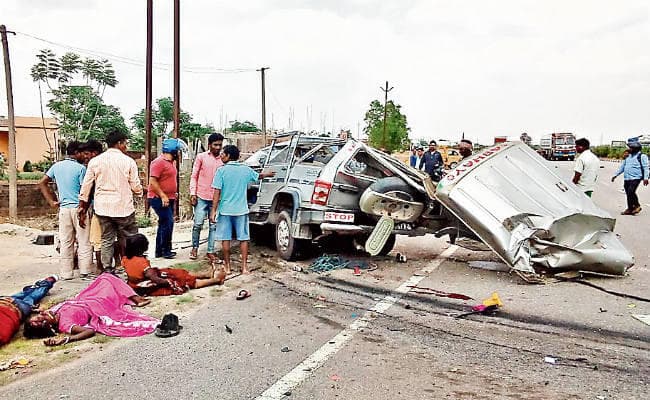 नामकुम : ट्रक व बोलेरो के बीच भिड‍़ंत में तीन की मौत, छह घायल