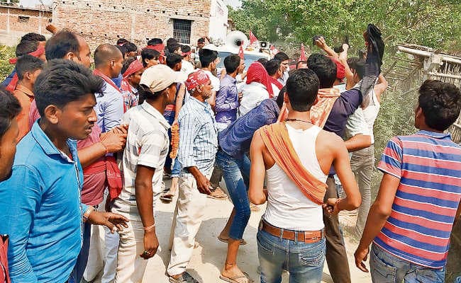 बेगूसराय : कन्हैया को दिखाया काला झंडा, मारपीट