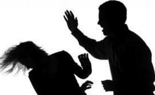 दो महिलाओं के साथ मारपीट, घायल