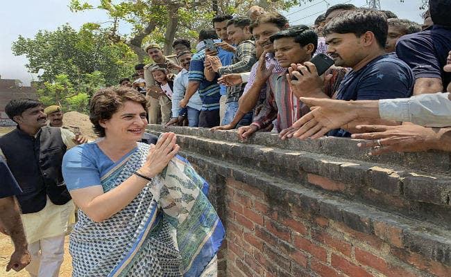 अमेठी पहुंचीं प्रियंका गांधी, बोलीं, भाजपा वाले ग्राम प्रधानों के दे रहे 20 हजार की रिश्वत