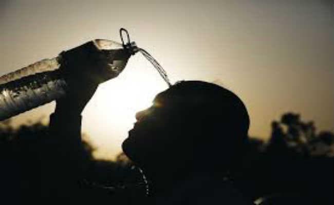 गर्म मौसम बूढ़े व बच्चों को कर रहा बीमार