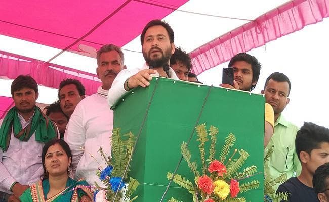 तेजस्वी ने महागठबंधन प्रत्याशी के लिए मांगा वोट, कहा- लालू का बेटा आपके आशीर्वाद से सिखायेगा सबक