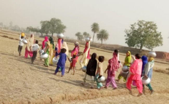 कोयलांचल में पानी की किल्लत, डेढ़ किलोमीटर दूर से पानी लाने को मजबूर लोग