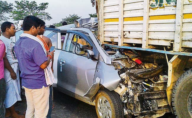 सारण : खड़े ट्रक में कार ने मारी टक्कर, तीन की मौत