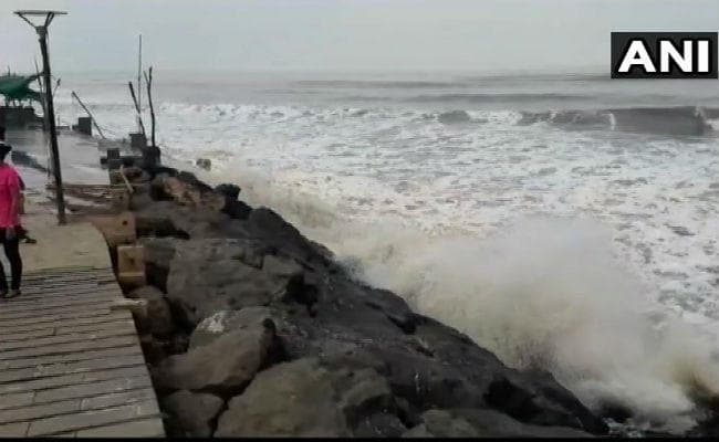 गुजरात : चक्रवाती तूफान ''वायु'' की रफ्तार हुई तेज, तटवर्ती क्षेत्रों से लोगों को हटाने का अभियान शुरू