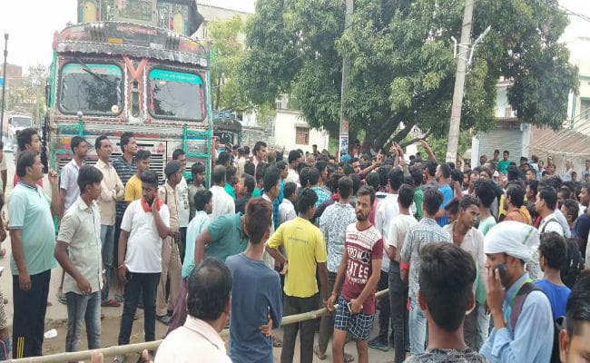 गोपालगंज : 19 वर्षीय युवक की चाकू मार कर हत्या, मचा बवाल, एनएच 85 जाम