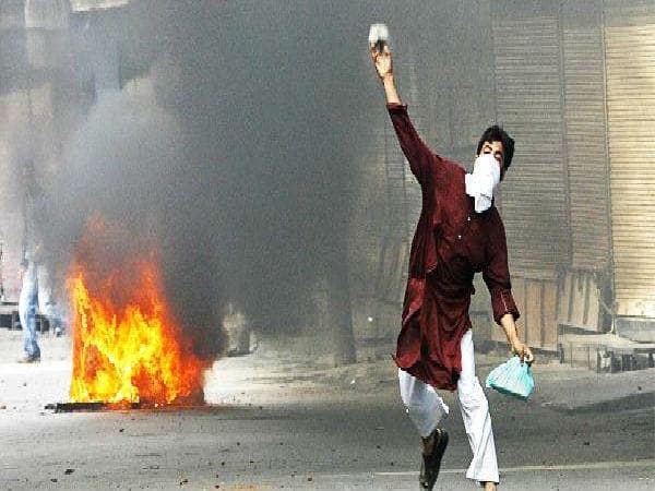 भाटपाड़ा में तनाव बरकरार