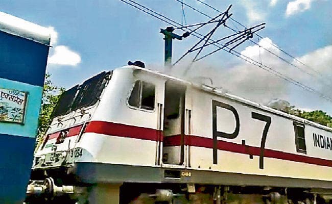 ....जब सप्तक्रांति एक्स. के इंजन में लगी आग, टला बड़ा हादसा, आग की लपट देख ट्रेन से कूदकर भागने लगे यात्री