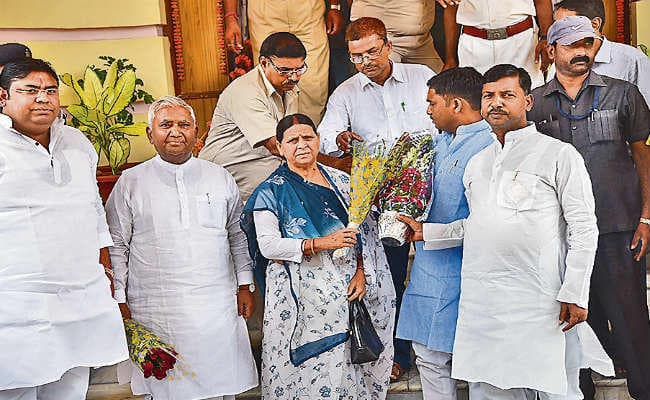 स्वास्थ्य मंत्री के इस्तीफे पर अड़ा विपक्ष