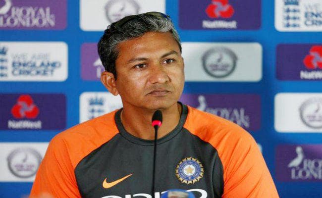 धौनी की बल्लेबाजी पर सवाल उठना आश्चर्यजनक : संजय बांगड़