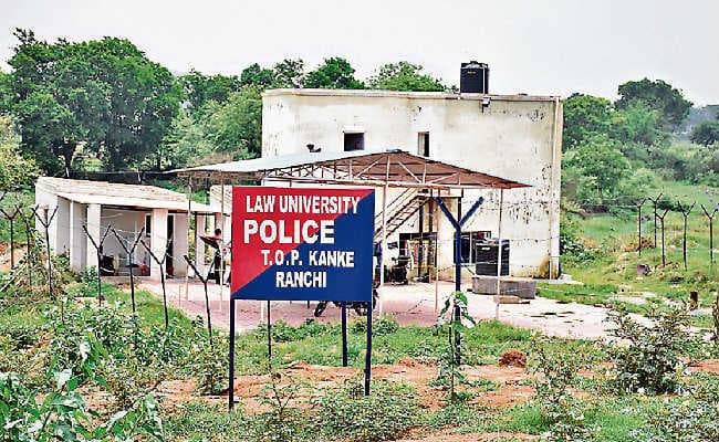रांची : लॉ यूनिवर्सिटी के नाम पर वहां टीओपी बनाया गया, जहां पूर्व डीजीपी का बन रहा था आवास