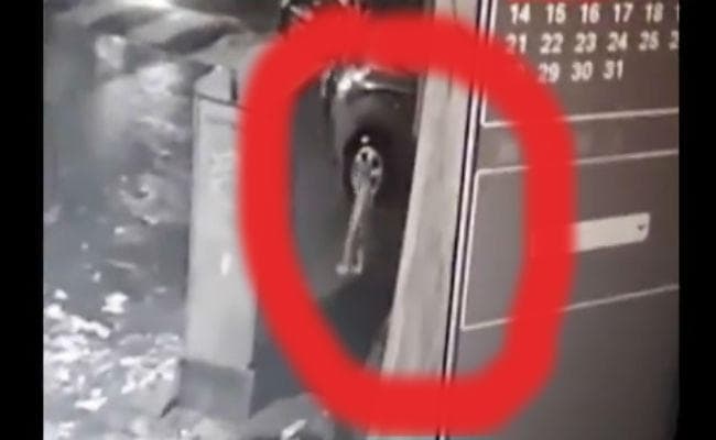 VIDEO मुंबई: नाले में गिरकर यूं बहा 3 साल का मासूम, सर्च ऑपरेशन जारी, सीसीटीवी वीडियो आया सामने