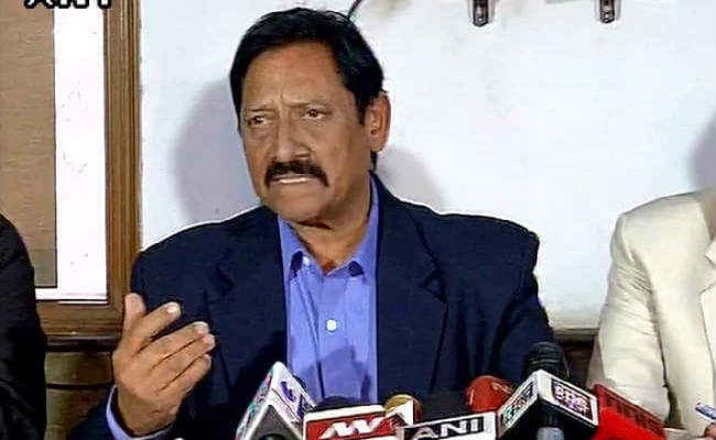 धौनी पर संन्‍यास का दबाव डालने के बजाए खुद लेने दें फैसला : चेतन चौहान