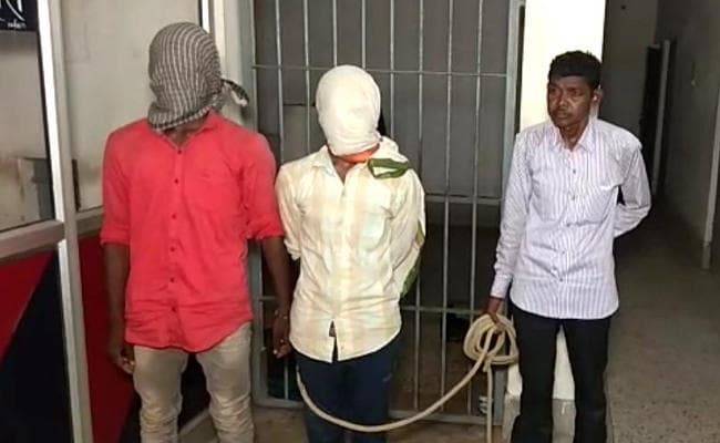 Jharkhand : लेवी वसूलने आये टीएसपीसी के दो नक्सलियों को चतरा पुलिस ने किया गिरफ्तार