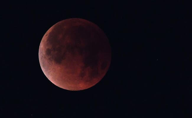 आधी रात के बाद दिखा चंद्रग्रहण, 149 सालों के बाद हुआ ये दुर्लभ संयोग