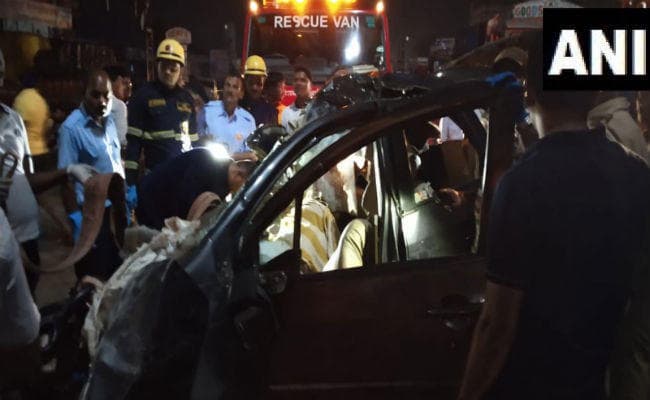 महाराष्ट्र: पुणे-सोलापुर हाइवे पर तेज रफ्तार कार ने ट्रक को मारी टक्कर, 9 लोगों की दर्दनाक मौत