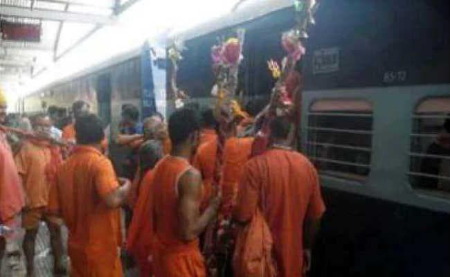 लेट चल रहीं स्पेशल ट्रेन, कांवरियों की टाइमिंग फेल