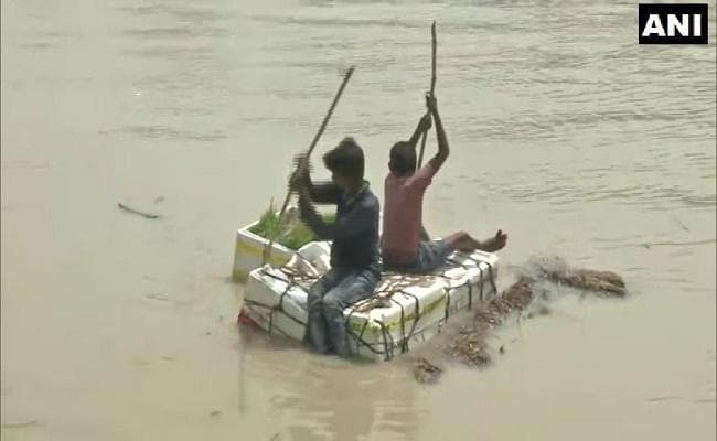 Flood in Bihar : दरभंगा में बाढ़ पीड़ितों ने कहा- हमारे पास खाने के लिए कुछ नहीं बचा