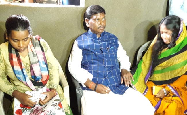 मागो मुंडा के परिजनों से मिलने खूंटी पहुंचे केंद्रीय मंत्री अर्जुन मुंडा