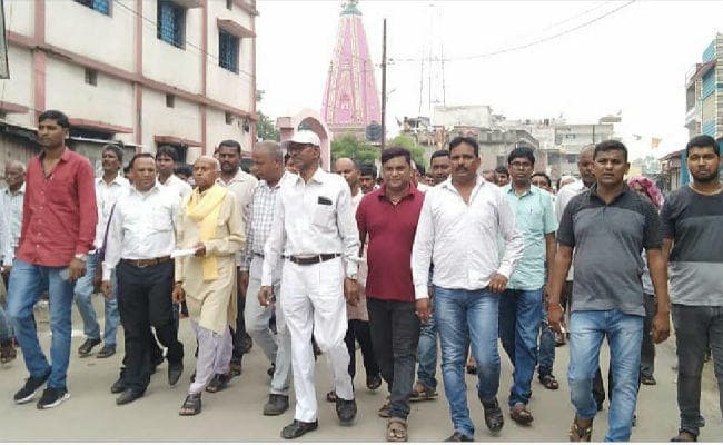 आदर्श मध्य विद्यालय को पुनर्वास कॉलोनी में स्थानांतरित किये जाने का विरोध