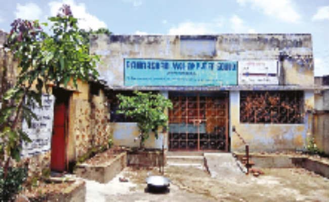 इस स्कूल का भवन है जर्जर, हिलती हैं दीवारें, जान जोखिम में डालकर पढ़ते हैं बच्चे