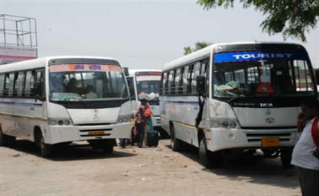 बसों में सुरक्षा मानकों की हो रही अनदेखी, जान जोखिम में डाल सफर करने को लोग विवश