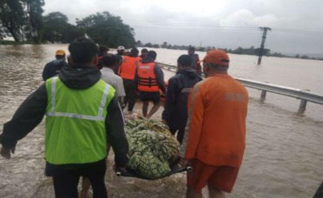केरल में भारी बारिश से बिगड़े हालात, कई जिलों में ''रेड अलर्ट'', कोच्चि एयरपोर्ट से उड़ानें बंद