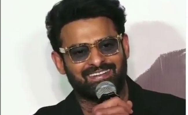 प्रभास से फैंस ने की हिंदी बोलने की डिमांड, ''बाहुबली'' एक्‍टर बोले - ''जय हिंद''