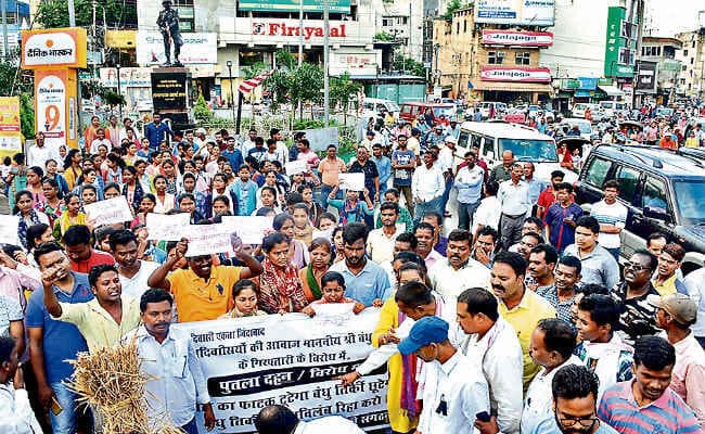 रांची : बंधु तिर्की की गिरफ्तारी के विरोध में सीएम का पुतला फूंका