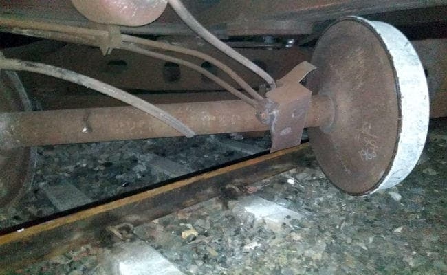 बिहार : बेपटरी हुए मालगाड़ी के डिब्बे, सीवान-गोरखपुर रेलखंड पर पांच घंटे तक बाधित रहा परिचालन