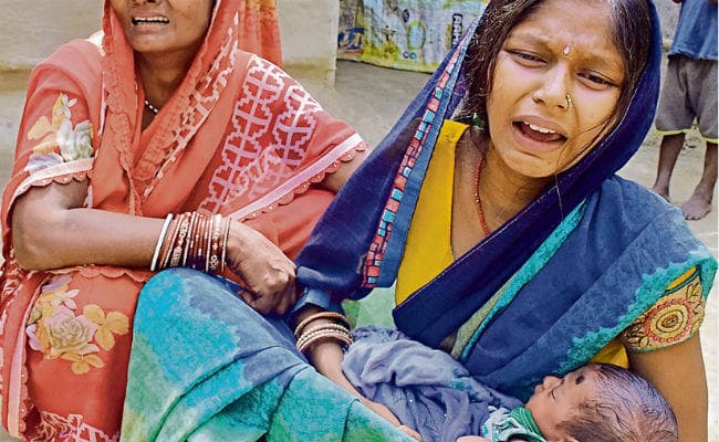 शौचालय टंकी की सेंटरिंग खोलने के दौरान हुआ हादसा, जहरीली गैस से पिता-पुत्र समेत चार की गयी जान