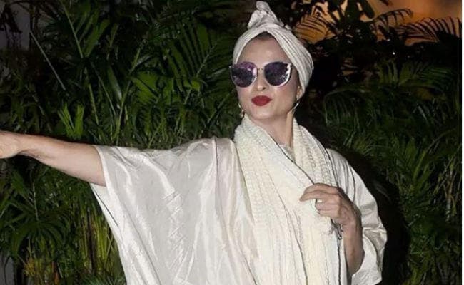 Photo : रेखा की खूबसूरती के कायल हुए फैंस, व्‍हाइट आउटफिट में दिखा ऐसा अवतार