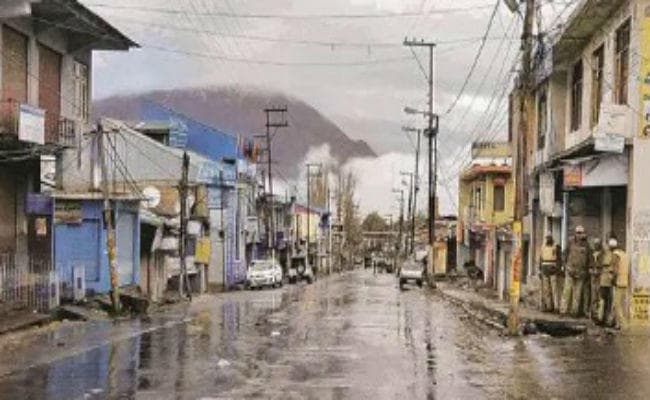 जम्मू-कश्मीर : किश्तवाड़ में आतंकवादियों ने पीडीपी नेता के पीएसओ से राइफल छीनी, शहर में कर्फ्यू