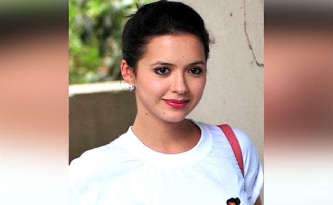 अभिनेत्री ईशा शरवानी को ठगने के आरोप में 3 गिरफ्तार