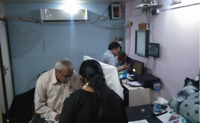 झुमरीतिलैया : जांच में मिली अनियमितता, बागे अल्ट्रासाउंड सील