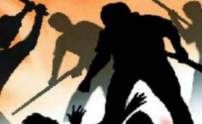 कर्रा : भीड़ की पिटाई से एक की मौत, दो घायल