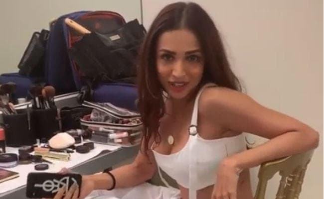 VIDEO: मलाइका अरोड़ा सिखा रही थीं एक्सरसाइज, अर्जुन कपूर के चाचा ने किया ये कमेंट