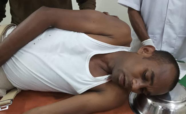 धारदार हथियार से भाई-भाभी की हत्या करने वाले आरोपी ने पुलिसकर्मियों पर भी कर दिया हमला, एक गंभीर