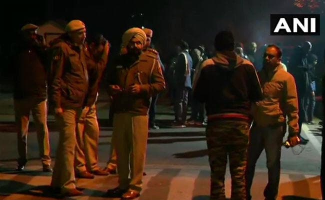 जेएनयू कैंपस में हिंसा, विवि प्रशासन के अनुरोध पर परिसर में घुसी पुलिस