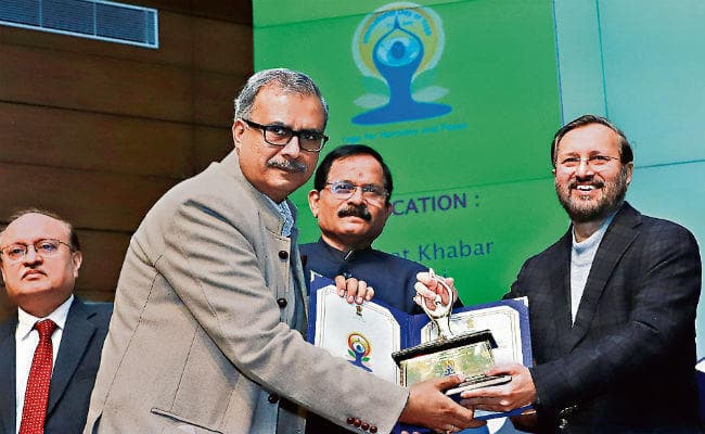 बेहतरीन कवरेज के लिए प्रभात खबर को मिला अंतरराष्ट्रीय योग दिवस मीडिया सम्मान