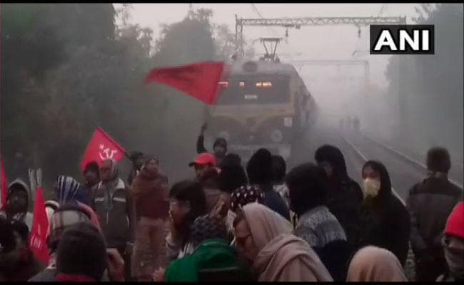 Bharat Bandh : भारत बंद का मिला जुला असर, पश्‍चिम बंगाल से आयी हिंसा की खबर