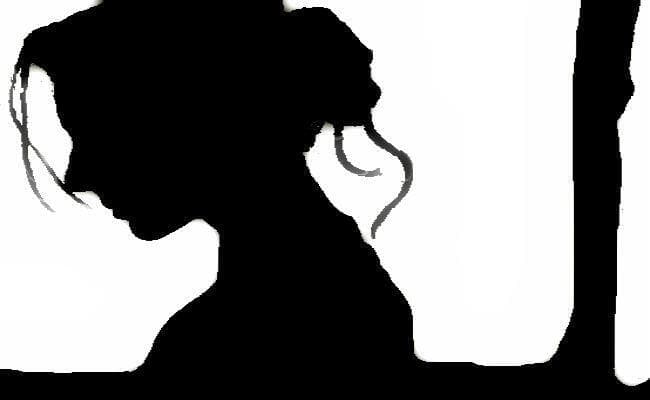 प्रेमिका के परिजनों ने प्रेमी की मां की सरेआम एक युवक से भरवा दी मांग, मारपीट के साथ की अश्लील हरकत