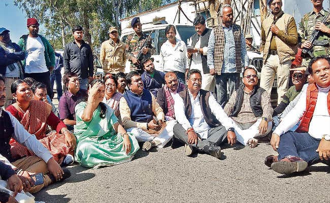 पश्चिमी सिंहभूम नरसंहार : भाजपा की जांच टीम को बुरुगुलीकेरा जाने से रोका तो धरने पर बैठ गये सांसद