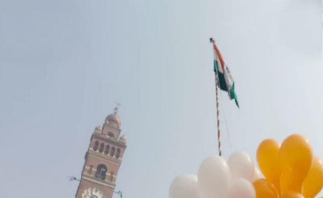 CAA विरोधी प्रदर्शनकारियों ने लखनऊ के घंटा घर पर ध्वजारोहण किया