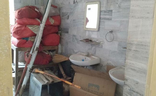 गुमला : बाथरूम में रखा गया है नियोजनालय का दस्तावेज, पुस्तकालय के सामग्री भी बेकार