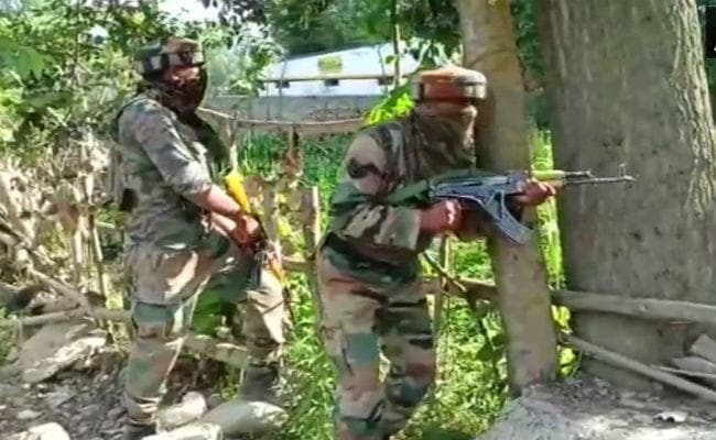 जम्मू-कश्‍मीर: आतंकवादियों ने सुरक्षाबलों पर की गोलाबारी, मुठभेड़ में दो आतंकी ढेर, एक जवान शहीद